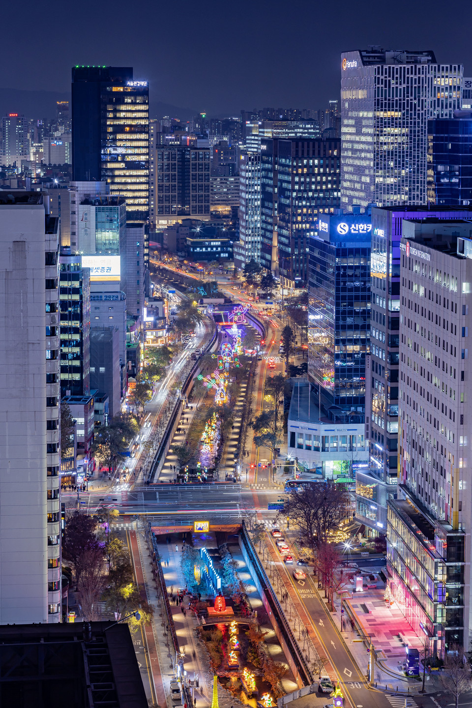 The Seoul Lantern Festival illuminates winter nights in Seoul around the Cheonggyecheon area. (Seoul Tourism Organization)