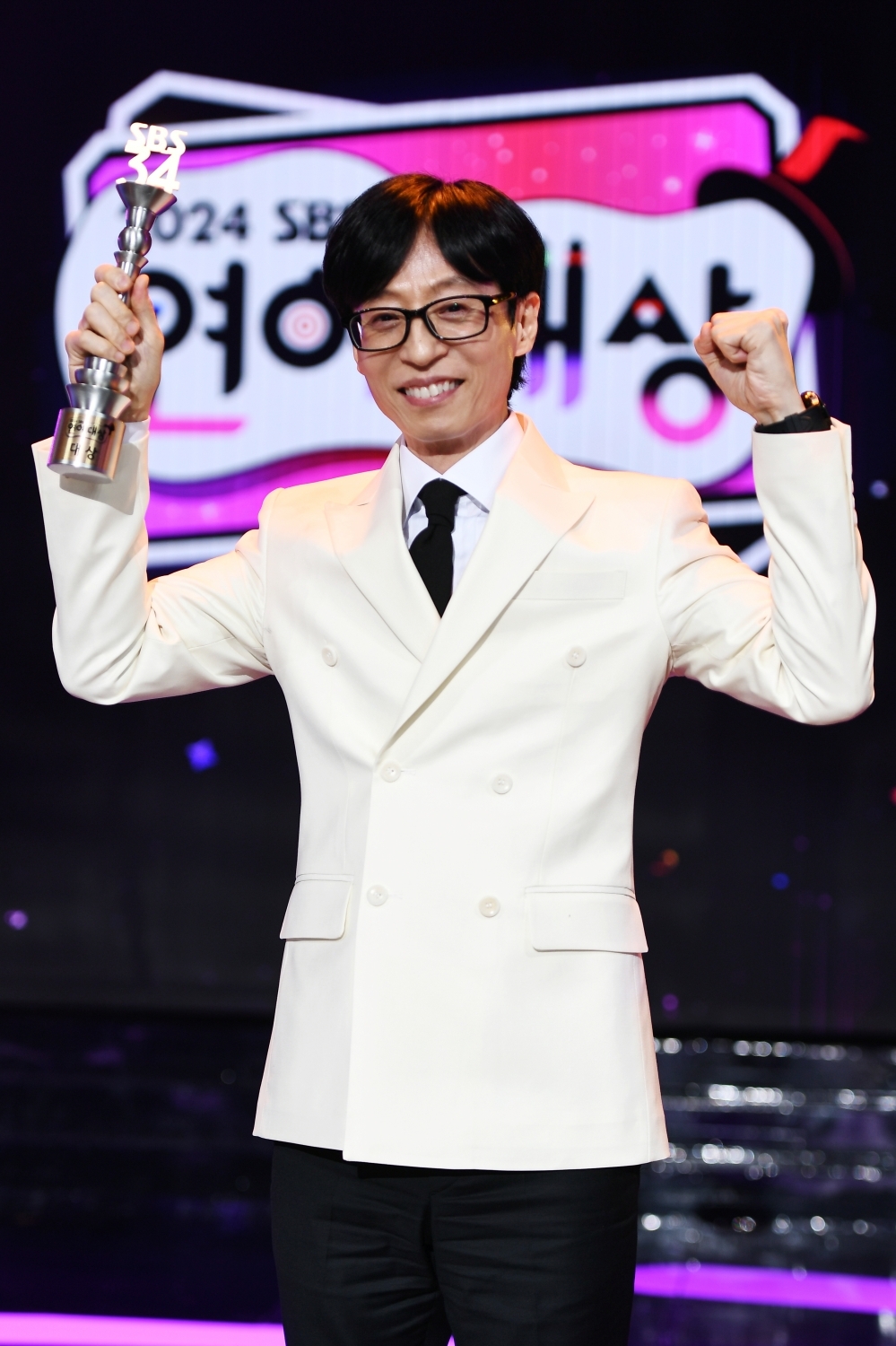 Yoo Jae-suk posa para una foto en los Awards de Entertainment System de 2024 Seúl, en Sangam-dong, Seúl, el miércoles. (SBS)