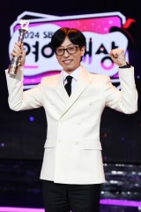 Yoo Jae-suk clinches grand prize at SBS Entertainment Awards