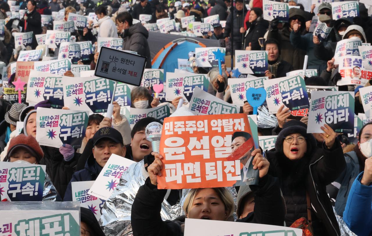 지난 6일 오후 서울 용산구 한남동 대통령 관저 인근에서 민주노총 등 진보단체 회원들이 탄핵 찬성 집회를 하고 있다. [연합]