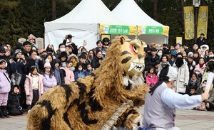 Festivities mark end of Seollal holiday