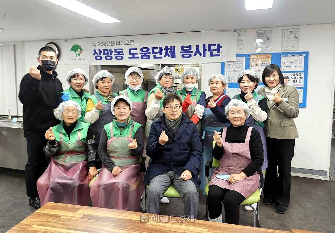 영주시 상망동 도움단체 봉사단이 영주장애인 종합복지관에서 주방봉사 활동후 하천수(앞줄 오른쪽 두번째) 싱망동장과함께 단체 기념사진을 찍고 있다.