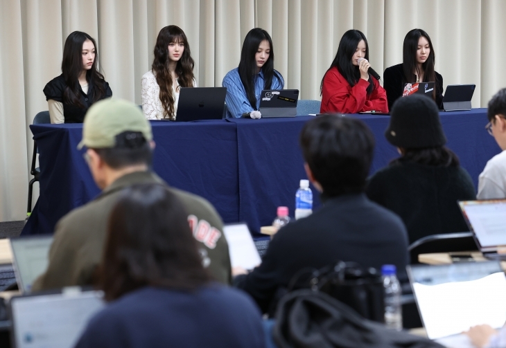 걸그룹 뉴진스가 28일 서울 강남구 스페이스쉐어 삼성역센터에서 열린 전속계약 해지 관련 기자회견에 참석해 있다. [연합]
