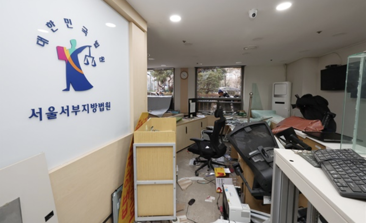 윤석열 대통령이 내란 우두머리 혐의로 구속되자 일부 윤 대통령 극성 지지자들은 서울서부지방법원 내부로 난입해 불법폭력사태를 일으켰다. 사진은 지난 19일 오후 서부지법 내부 모습. [연합]