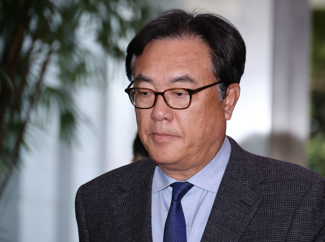 정진석 대통령실 비서실장이 지난달 15일 서울 종로구 정부서울청사를 나서고 있다. [뉴시스]