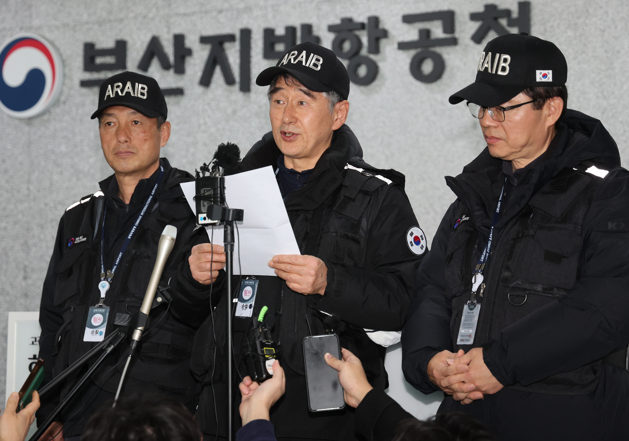 Kang Yong-hak, head of the Transport Ministry’s Aviation and Railway Accident Investigation Committee, delivers a briefing at the Busan Regional Office of Aviation on Friday regarding the upcoming joint investigation into the Air Busan aircraft fire. (Yonhap)