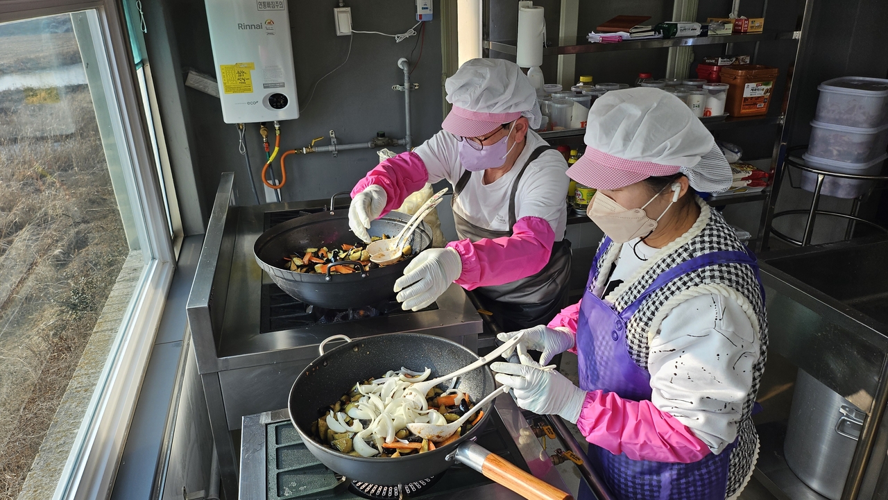 의성군이 자활근로사업단 ‘마카다푸짐찬’을 개소하고 본격 운영에 들어갔다(의성군 제공)