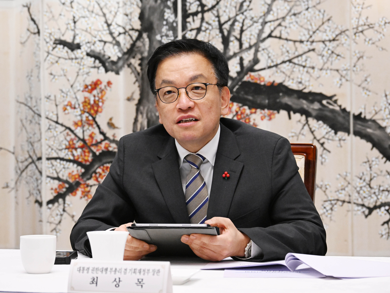 Acting President Choi Sang-mok attends a meeting aimed at assessing the latest developments in US government policies at the government complex building in Seoul on Friday. (Yonhap)
