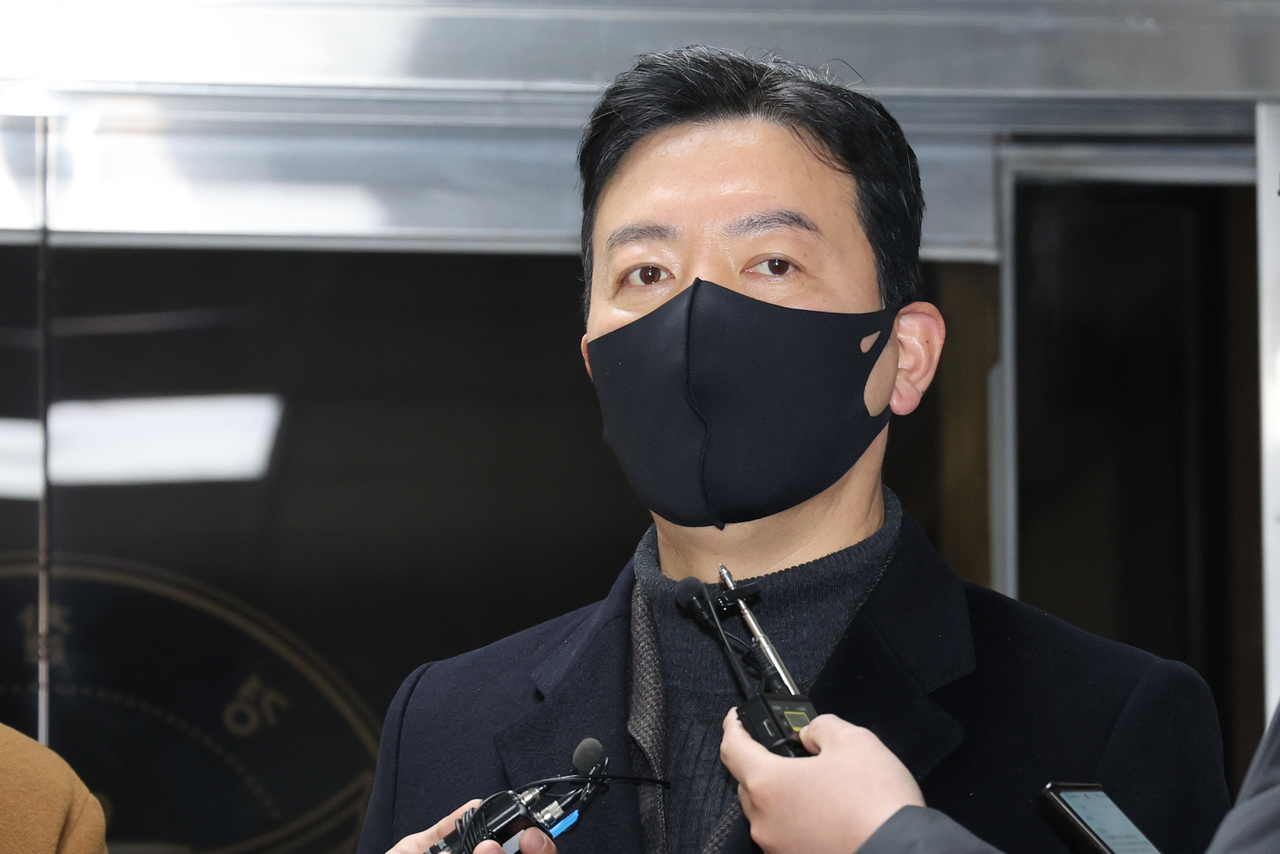 김성훈 대통령경호처 차장이 지난 24일 오전 서울 서대문구 경찰청 국가수사본부 특별수사단에서 윤석열 대통령에 대한 체포영장 1차 집행을 저지한 혐의 조사를 위해 출석하며 취재진의 질문에 답하고 있다. [연합]