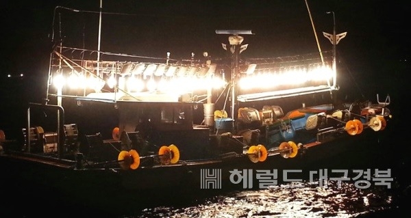 기사 이해를 돕기위한 사진은 오징어를 잡기 위해 불을 밝히는 채낚기 어선(헤럴드 DB)