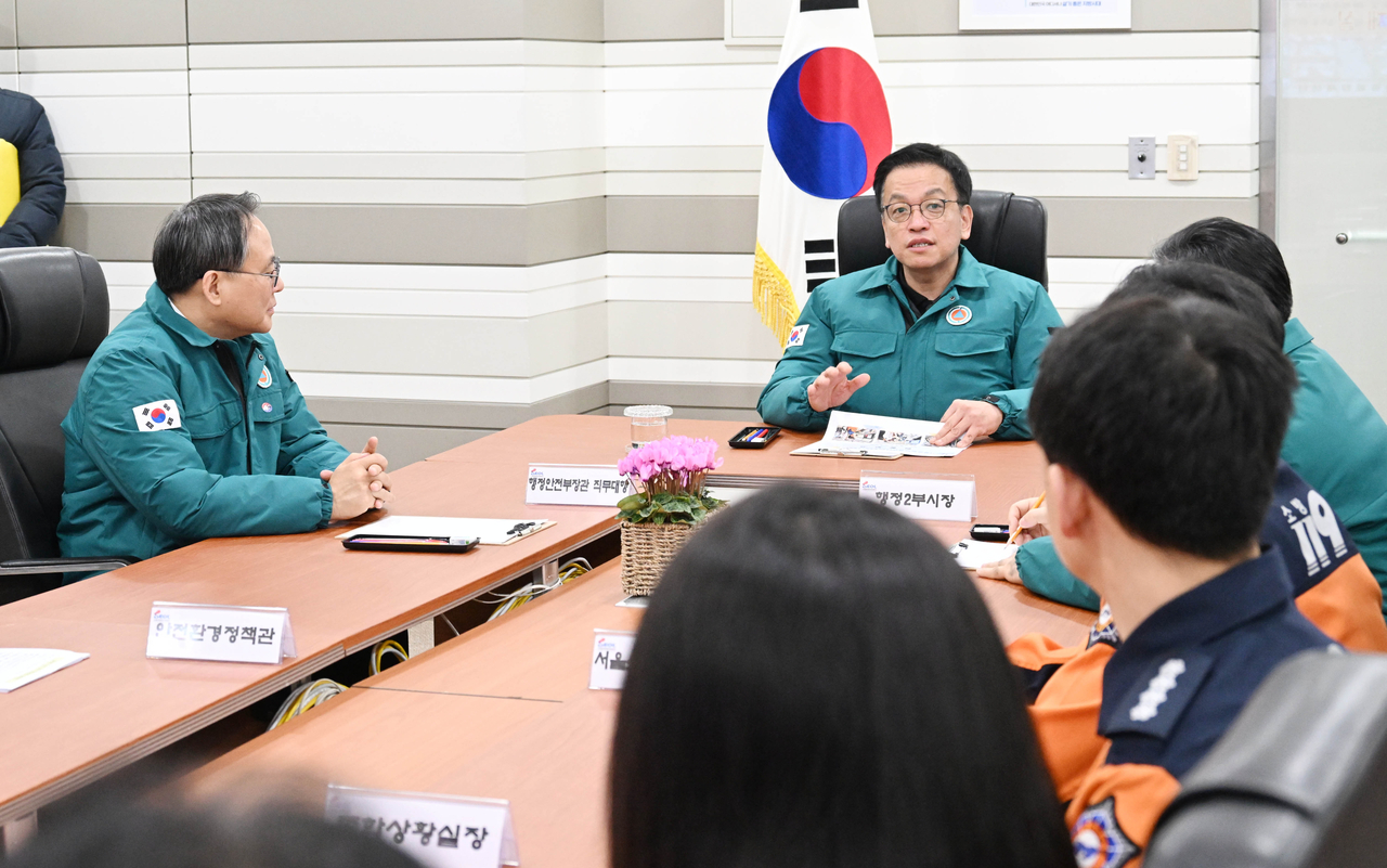 최상목 대통령 권한대행 부총리 겸 기획재정부 장관이 27일 중구 서울종합방재센터를 방문해 설 명절 화재예방 및 응급환자 이송대책을 점검하고 있다. [기획재정부 제공]