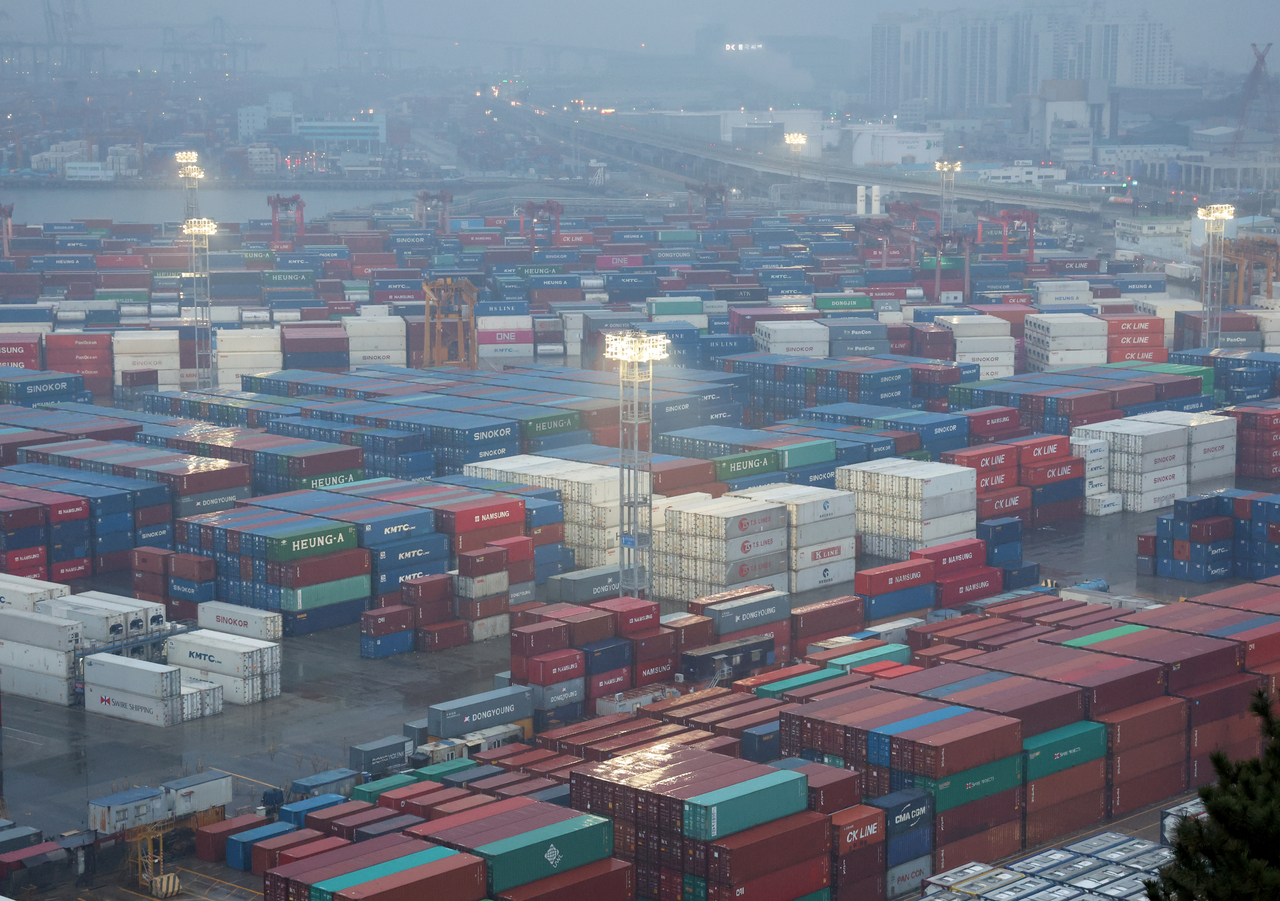 This photo shows a port in the southeastern city of Busan on Saturday. (Yonhap)