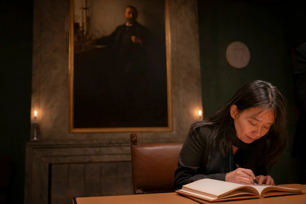 Han Kang signs the Nobel guestbook at the Nobel Foundation. (Nobel Prize Outreach)