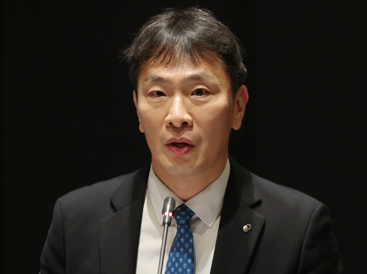 금융감독원이 4일 금융권 정기검사 결과를 발표한다.  지난해 손태승 전 횡장의 부당대출 사건이 불거진 우리금융에 대한 결과에 관심이 쏠린다. 사진은 이복현 금감원장이 지난달 21일 오후 서울 영등포구 페어몬트앰배서더호텔에서 열린 외국계 금융회사 CEO 간담회에서 발언하는 모습. [연합]