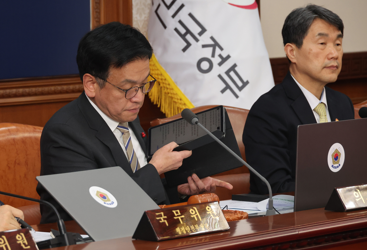 최상목 대통령 권한대행 부총리 겸 기획재정부 장관이 지난달 31일 정부서울청사에서 국무회의를 준비하고 있다. [연합]