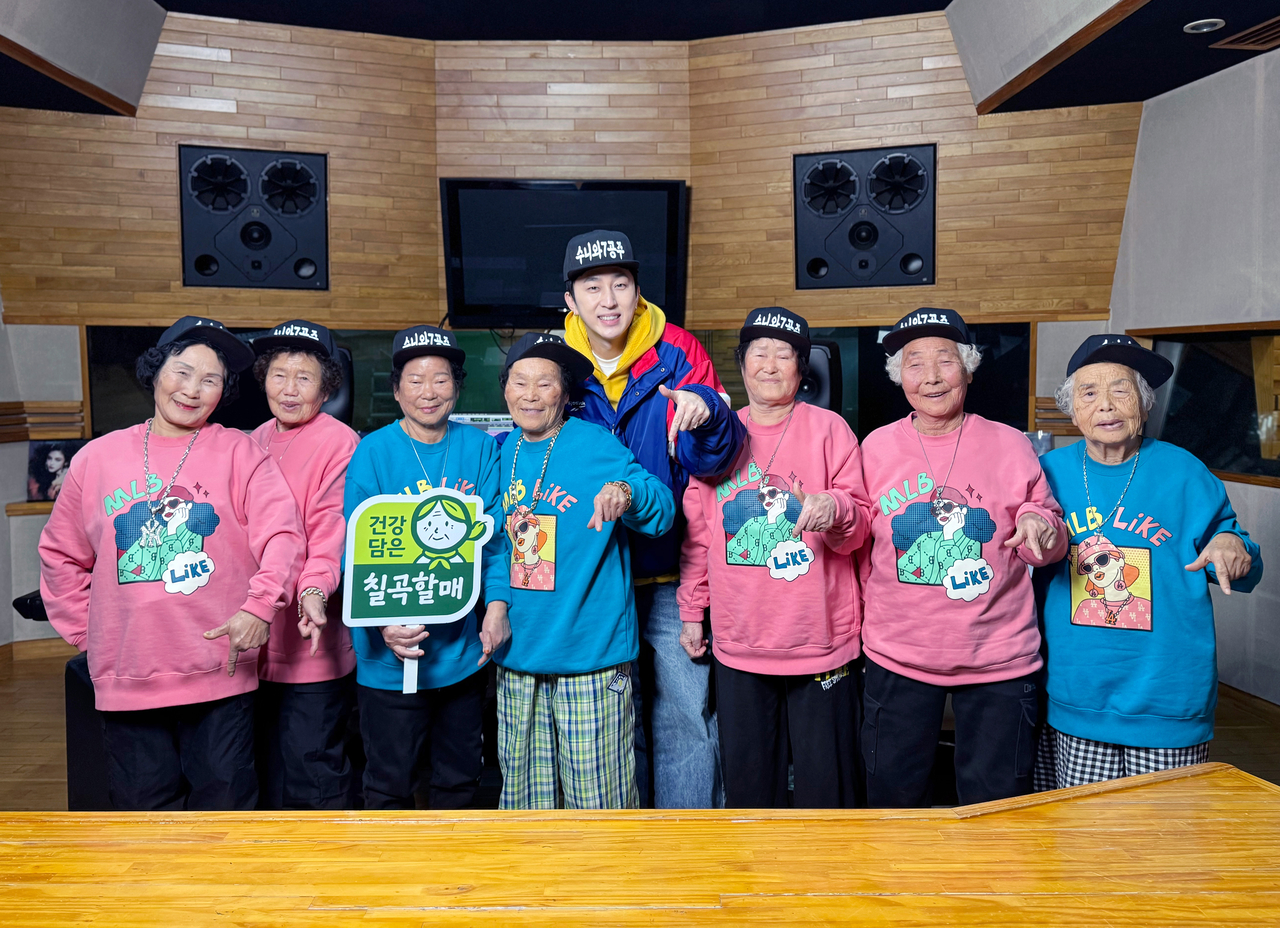 래퍼 슬리피가 ‘건강담은 칠곡할매’ 뮤직 비디오 제작을 앞두고 녹음실에서 수니와칠공주 할머니들과 기념 촬영을 하고 있다.[칠곡군 제공]