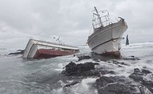 2 dead, 2 missing as 2 fishing boats run aground off Jeju