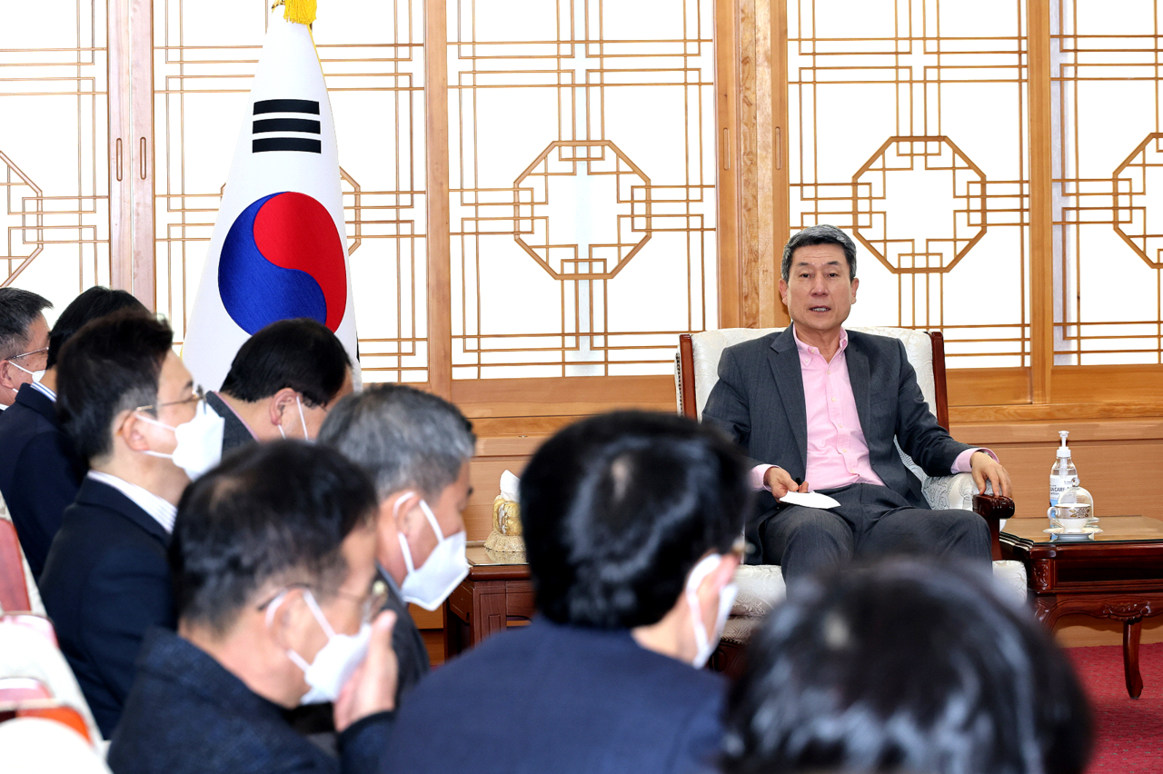 이강덕 포항시장이 지난달 31일 시청 대외협력실에서 간부회의를 주재하고 지역 경기 회복에 행정력을 집중할 것을 주문했다. (포항시청 제공)