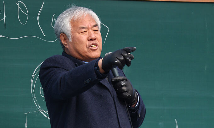 전광훈 사랑제일교회 목사가 26일 서울 종로구 세종대로에서 열린 광화문 전국 주일 연합예배에서 발언하고 있다. [연합]