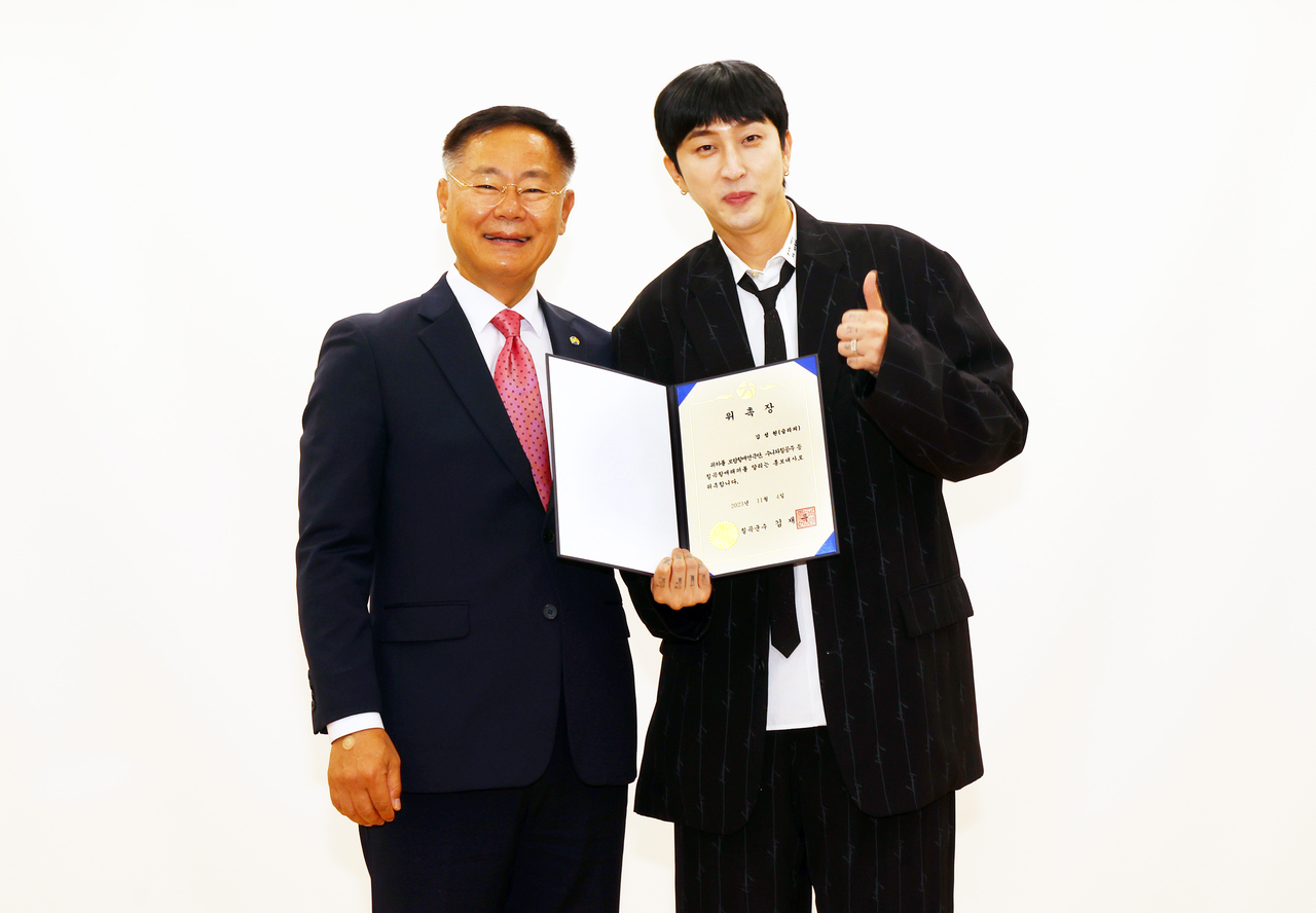 김재욱 칠곡군수가 래퍼 슬리피를 ‘칠곡할매래퍼’ 홍보대사로 임명하고 기념 촬영을 하고 있다.[칠곡군 제공]