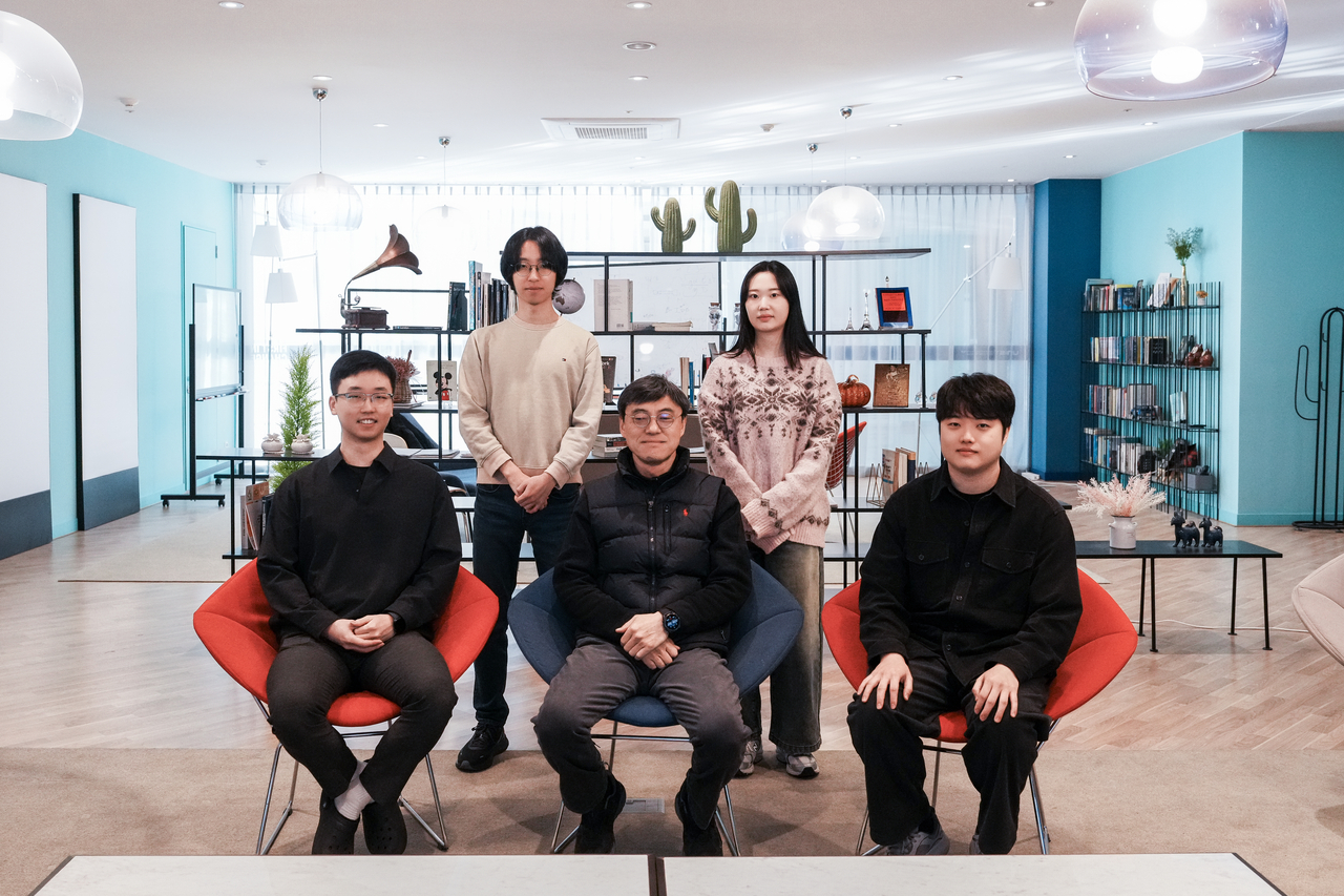 이번 연구를 수행한 UNIST 연구진. 김규상(왼쪽 하단부터 반시계 방향) 연구원, 정경민 교수, 오혜성, 방지윤, 김산 연구원.[UNIST 제공]