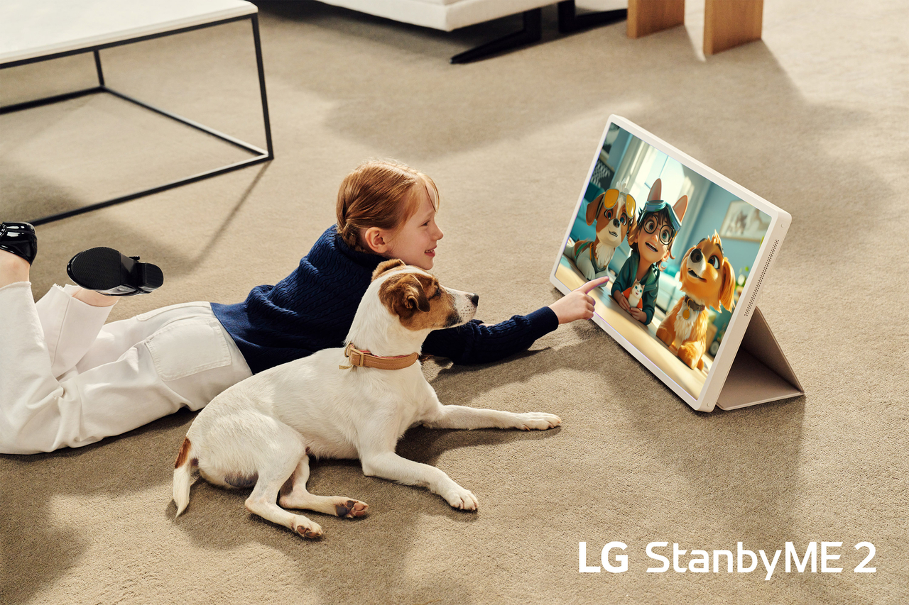 전용 액세서리를 활용해 ‘LG 스탠바이미 2’를 태블릿처럼 세워두고 사용하는 모습.