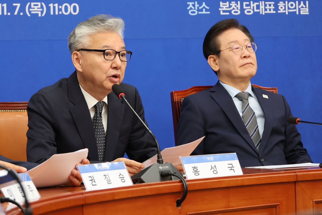 홍성국(왼쪽) 전 의원과 이재명 더불어민주당 대표. [연합]