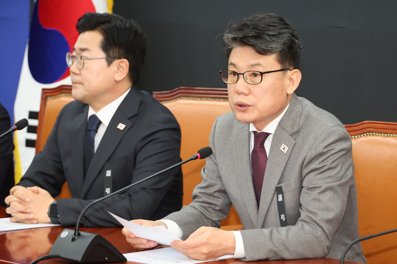더불어민주당 진성준 정책위의장이 2일 오전 서울 여의도 국회에서 열린 정책조정회의에서 발언하고 있다. [연합]