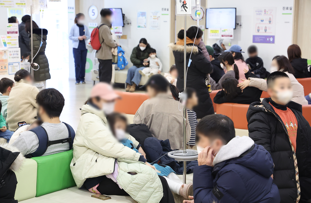 Hospital crowded with patients on Jan. 12. (Yonhap)