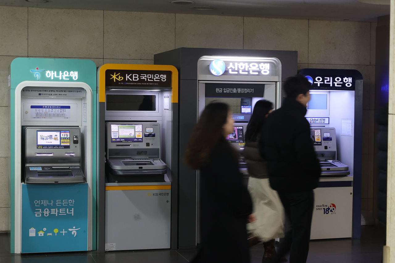 Thisfile photo shows ATMS of major banks in South Korea. (Yonhap)