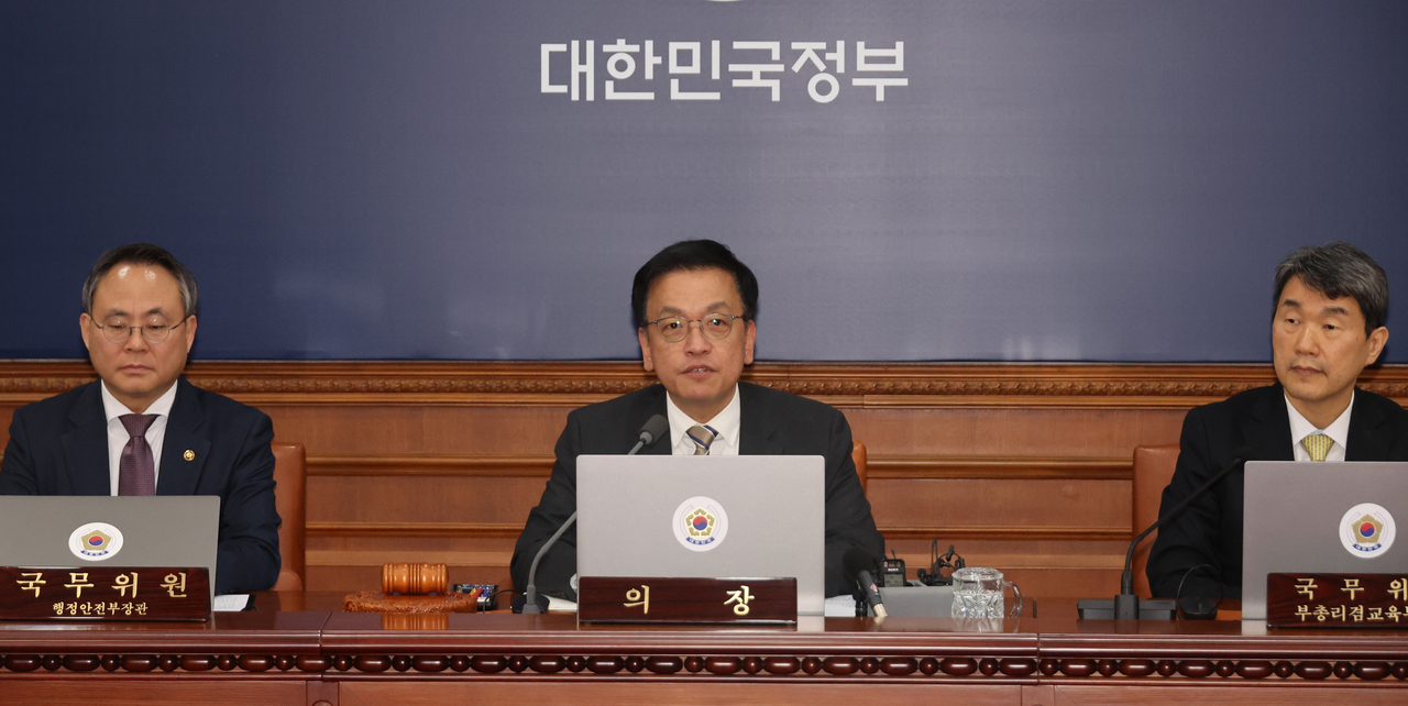 최상목 대통령 권한대행 부총리 겸 기획재정부 장관이 지난달 31일 정부서울청사에서 국무회의를 하고 있다. ［연합］