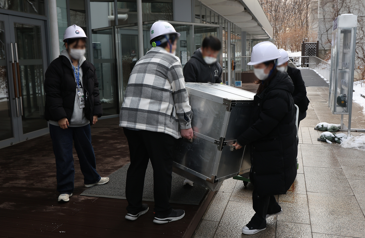 1일 오전 서울 용산구 국립한글박물관에서 불이 나 관계자들이 수장고에서 꺼낸 문화재를 이송하고 있다. [연합]