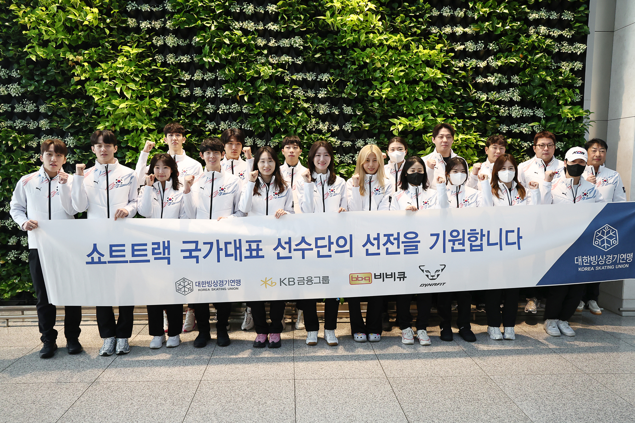 2025 하얼빈 동계 아시안게임에 출전하는 대한민국 쇼트트랙 대표팀이 2일 오전 인천국제공항에서 출국 전 기념촬영을 하고 있다.    [연합]