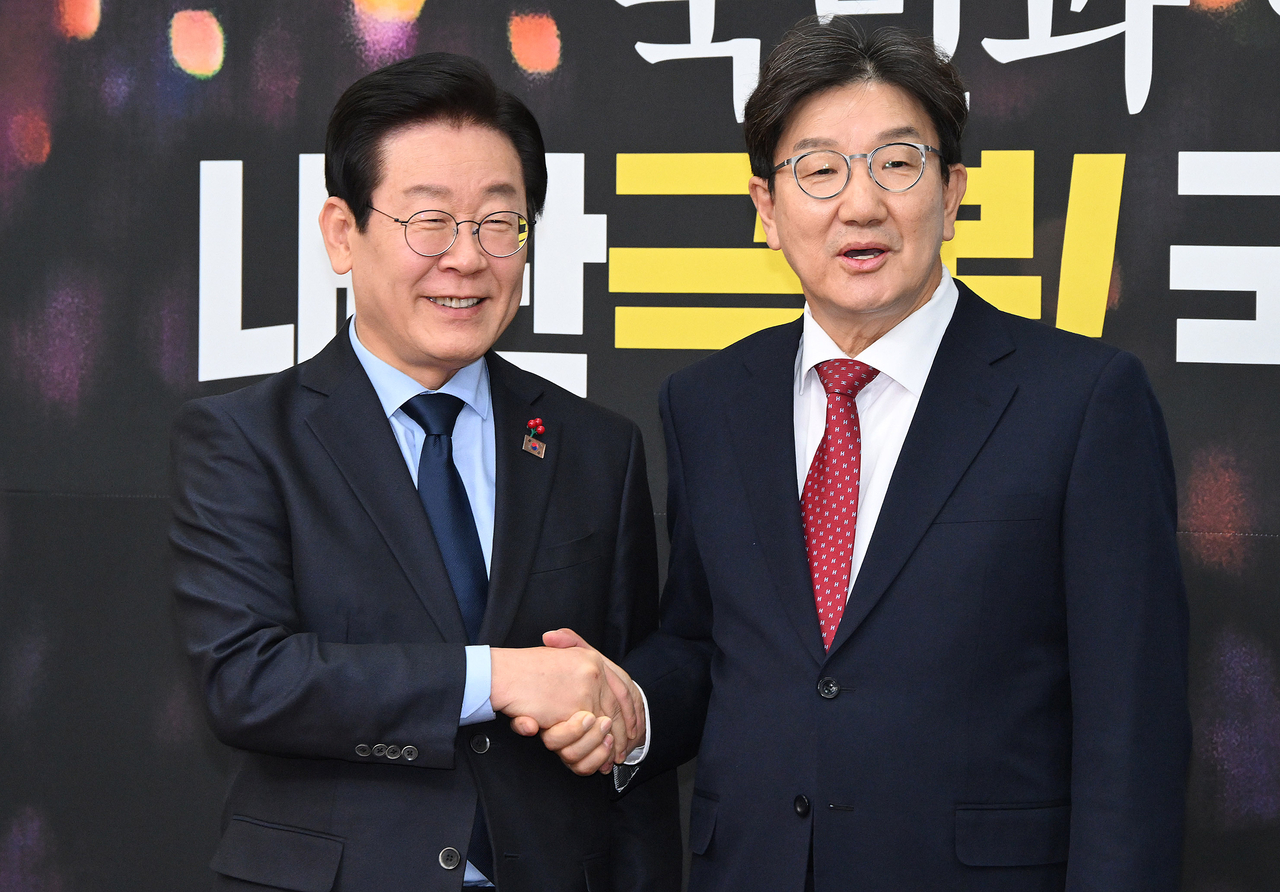 권성동 국민의힘 대표 권한대행 겸 원내대표와 이재명 더불어민주당 대표가 지난해 12월 18일 국회 민주당 대표실에서 만나 악수하고 있다. 이상섭 기자