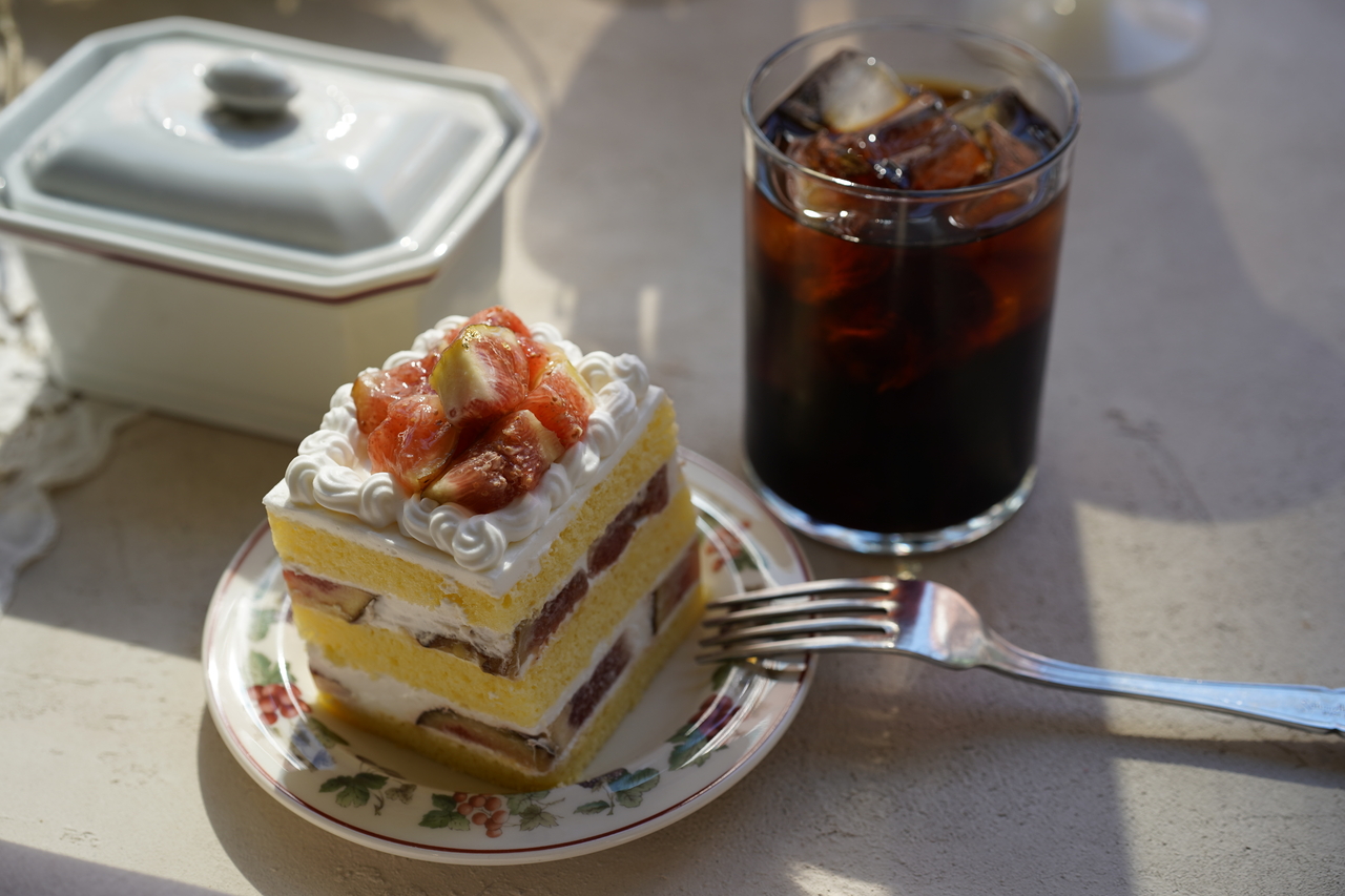 La Touchante‘s whipped cream cake with iced Americano (Lee Si-jin/The Korea Herald)