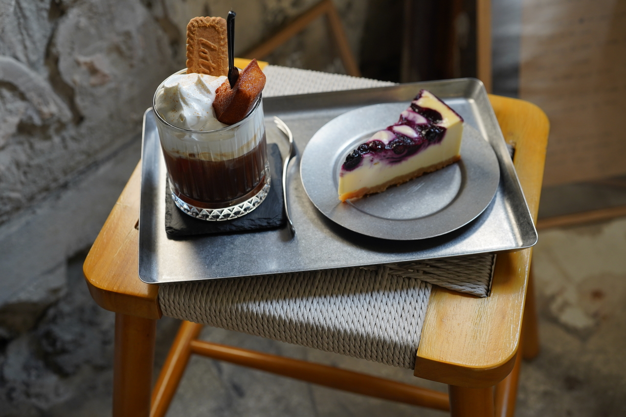 Pasado‘s Pasadospanner with blueberry cheese cake (Lee Si-jin/The Korea Herald)