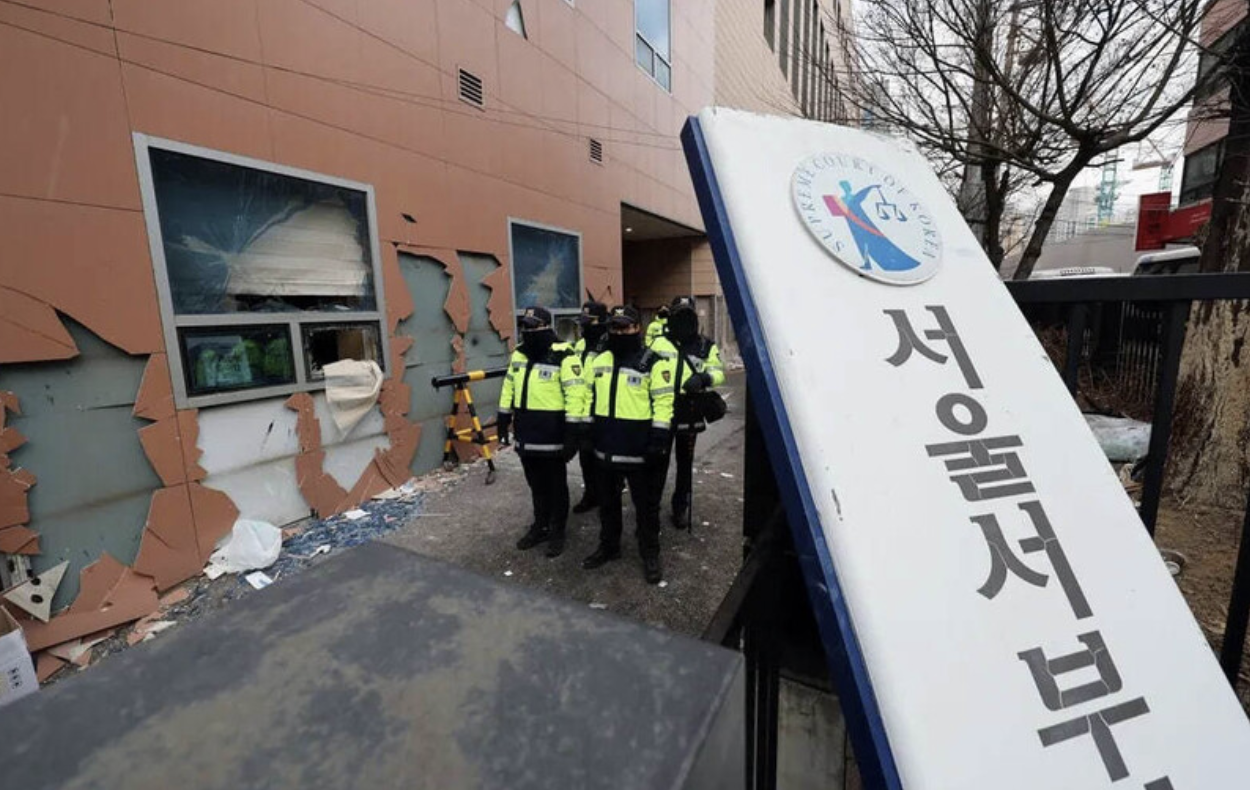 지난달 19일 윤석열 대통령 극성 지지자들의 습격을 받아 외벽이 훼손된 서울서부지방법원의 모습.  [연합]