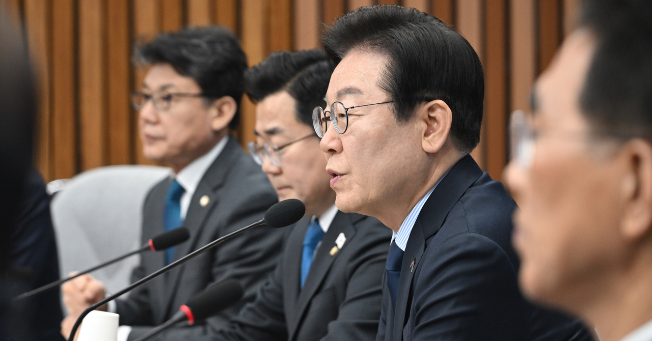 이재명 더불어민주당 대표가 3일 오전 서울 여의도 국회에서 열린 민주당 정책 디베이트 Ⅲ <행복하고 정의로운 대한민국, 반도체특별법 노동시간법 적용 제외 어떻게?>에 참석해 모두발언하고 있다.  이상섭 기자