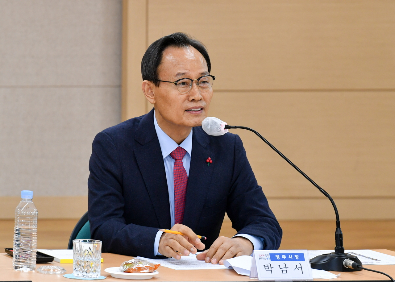 박남서 영주시장이 3일 문수면을 방문해 인사말을 하고 있다(영주시 제공)