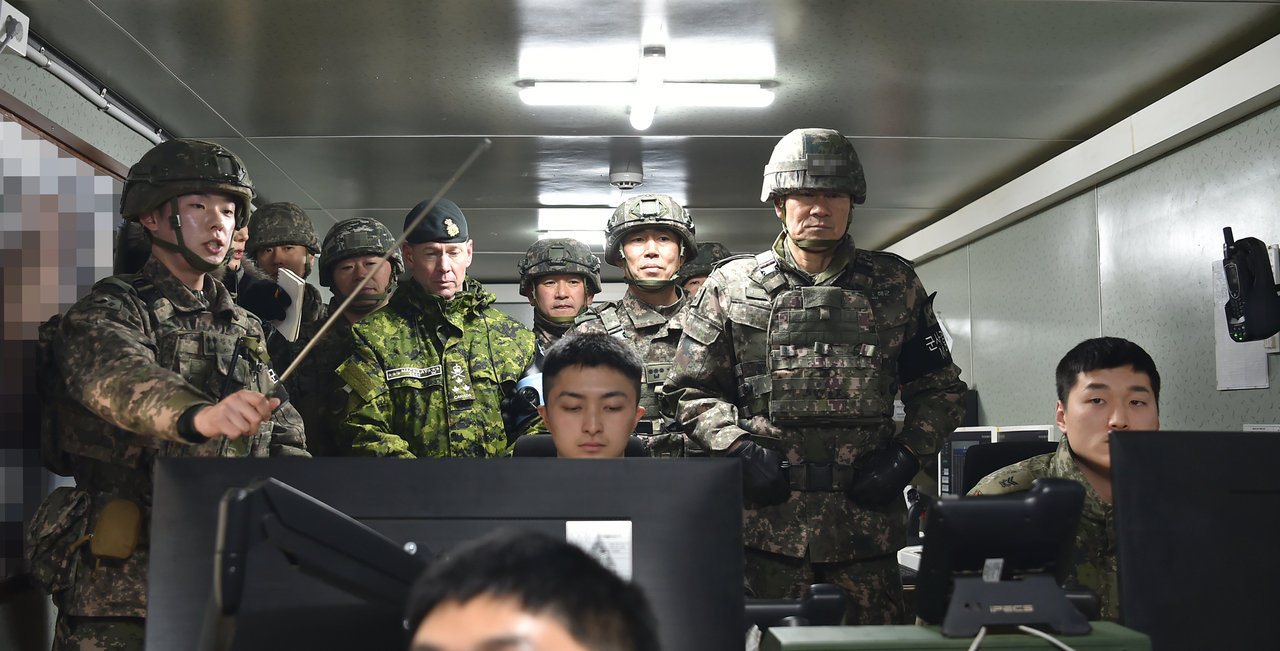 김명수 합참의장과 데릭 맥컬리 유엔사 부사령관이 육군 1사단 예하 GP에서 정전협정 준수에 대한 상황을 확인하고 있다.  [합참 제공]