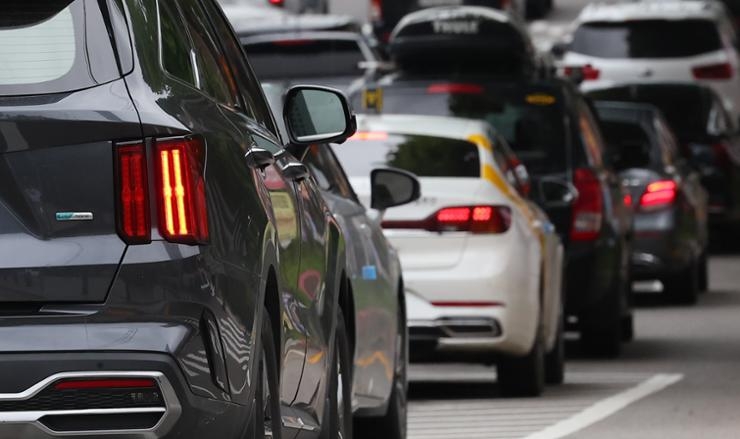 Vehicles pass on a road in Seocho District, Seoul, Jan. 9. (Yonhap)