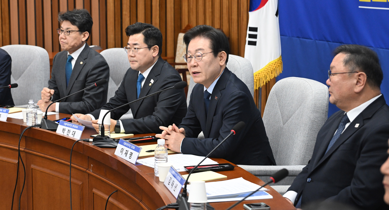 이재명 더불어민주당 대표가 3일 오전 서울 여의도 국회에서 열린 민주당 정책 디베이트 Ⅲ <행복하고 정의로운 대한민국, 반도체특별법 노동시간법 적용제외 어떻게?>에 참석해 모두발언하고 있다.  이상섭 기자