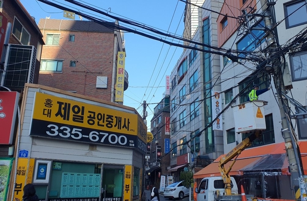 어지럽게 얽혀 있는 케이블선. [마포구 제공]