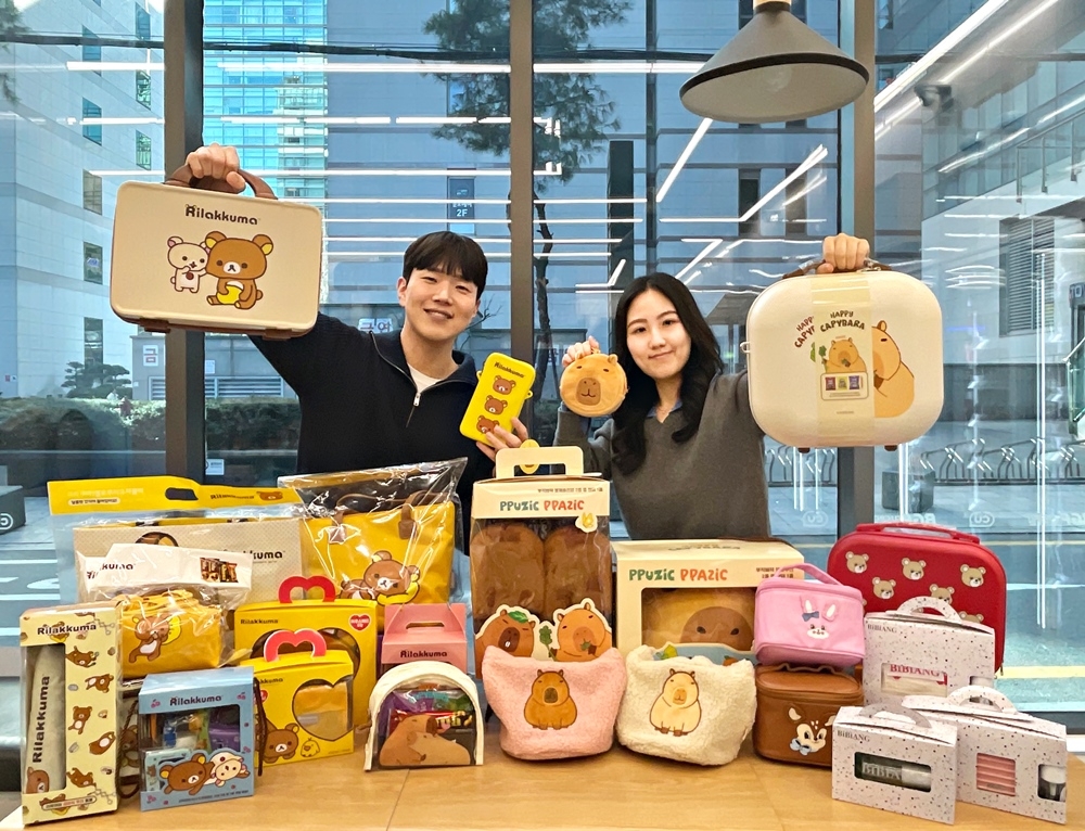 CU 직원들이 ‘무해력’ 콘셉트의 밸런타인데이 기획상품들을 소개하고 있다. [CU 제공]