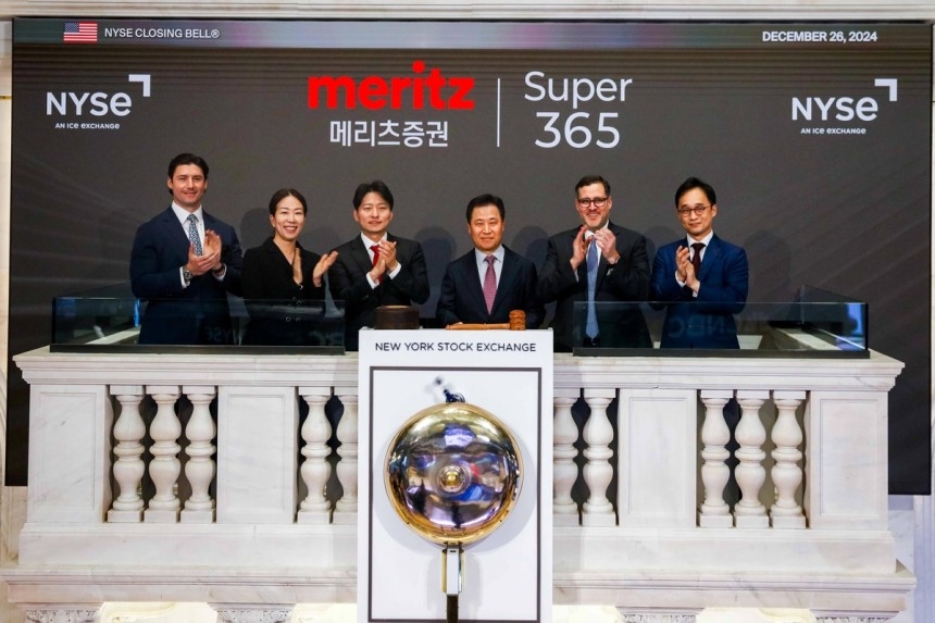장원재(오른쪽 세번째) 메리츠증권 대표이사가 지난해 12월 26일 미국 뉴욕증권거래소를 방문해 클로징벨을 타종하고 있다.  [메리츠증권]
