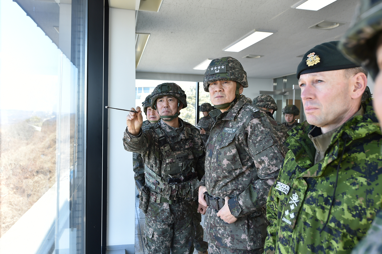 김명수 합참의장과 데릭 맥컬리 유엔사 부사령관이 육군 1사단 예하 GOP대대에서 북측을 바라보며, 상황을 점검하고 있다. [합참 제공]