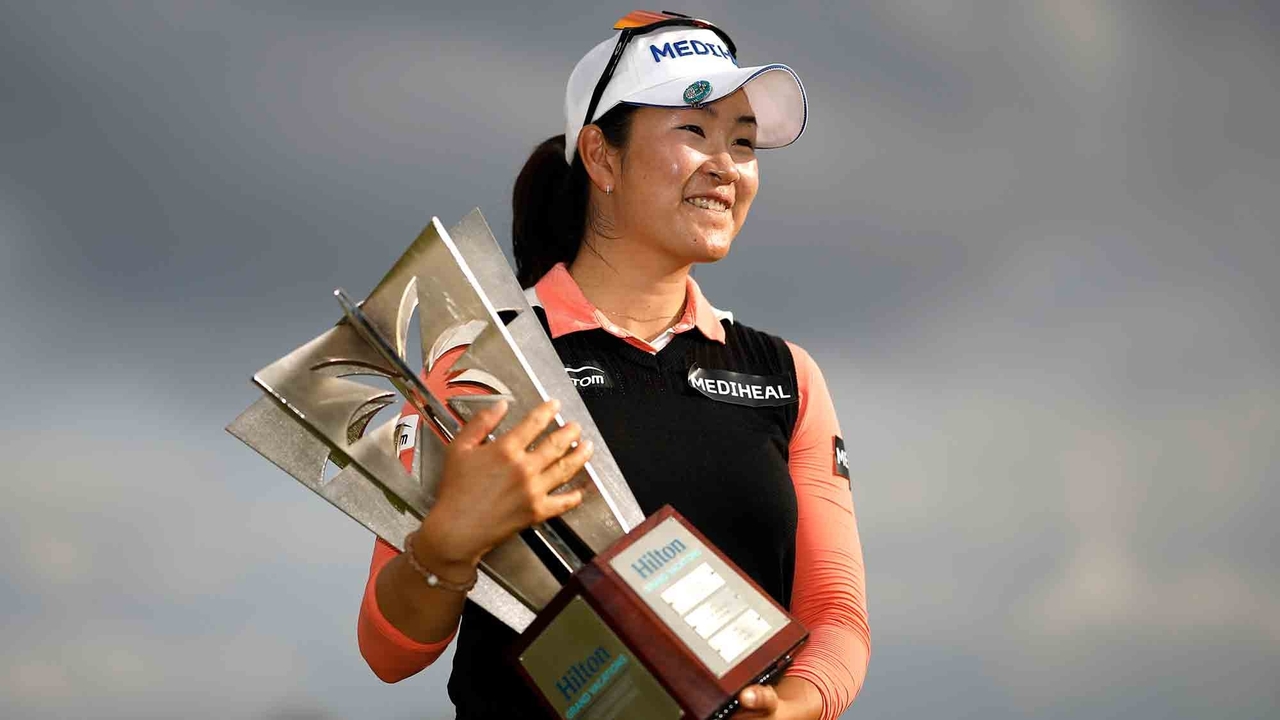 당당하게 우승 트로피를 들고 포즈를 취한 김아림. [사진=LPGA]