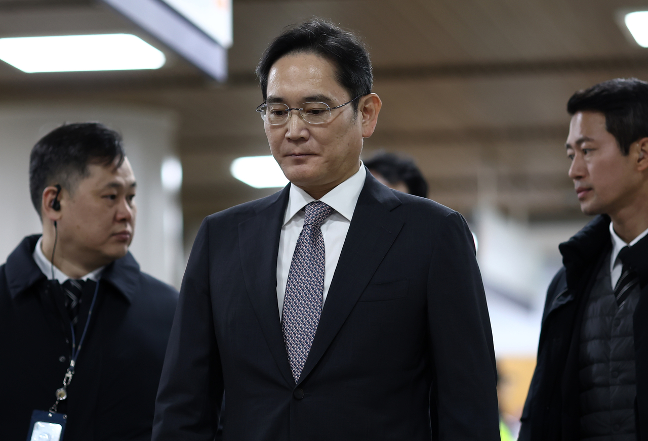 이재용 삼성전자 회장이 지난해 11월 서울고등법원에서 열린 삼성 그룹 부정 승계 의혹 항소심 결심공판에 출석하고 있다. [연합]