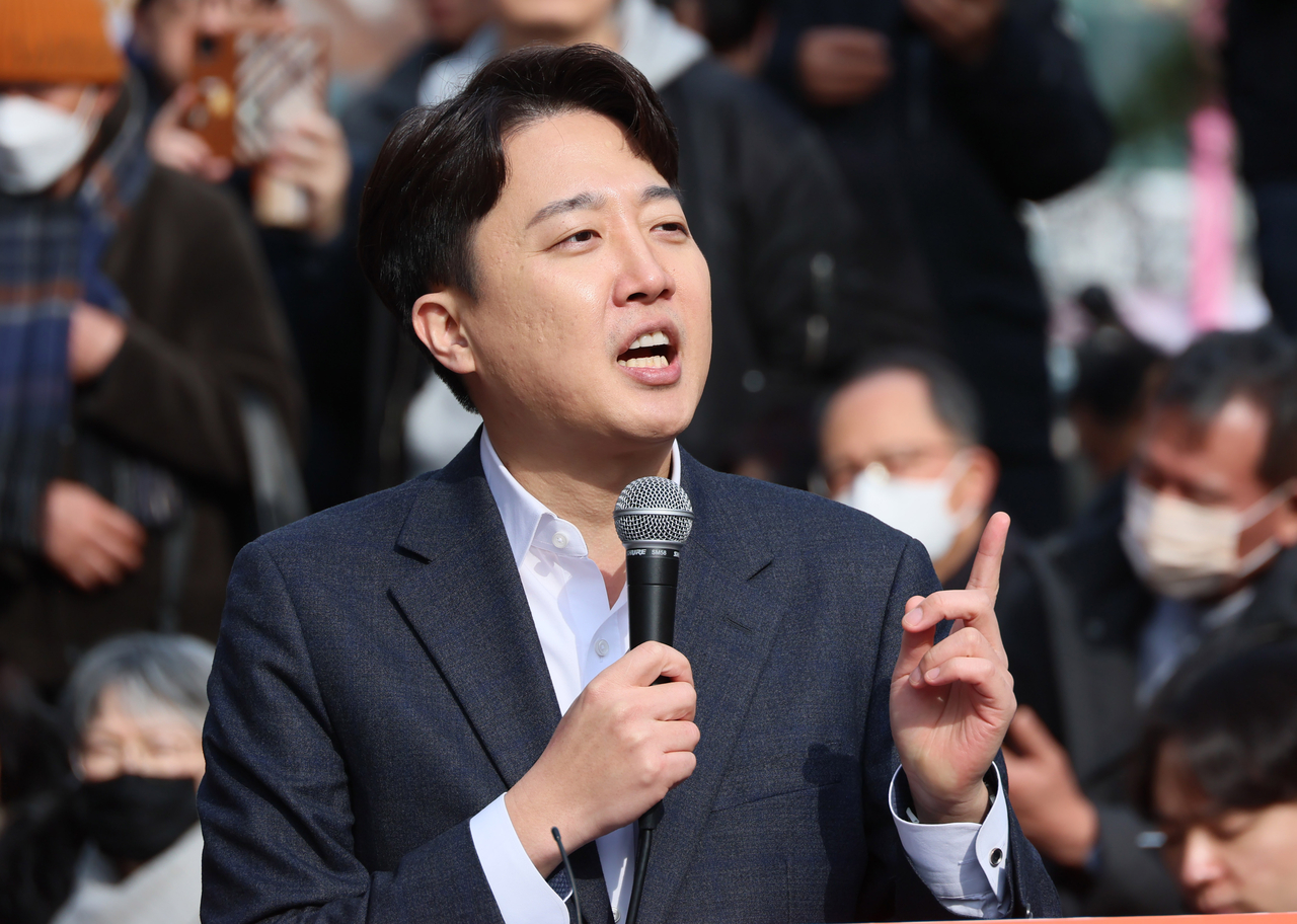 개혁신당 이준석 의원이 2일 서울 마포구 홍대 레드로드 버스킹거리에서 정치 현안 관련 기자회견을 하고 있다. [연합]