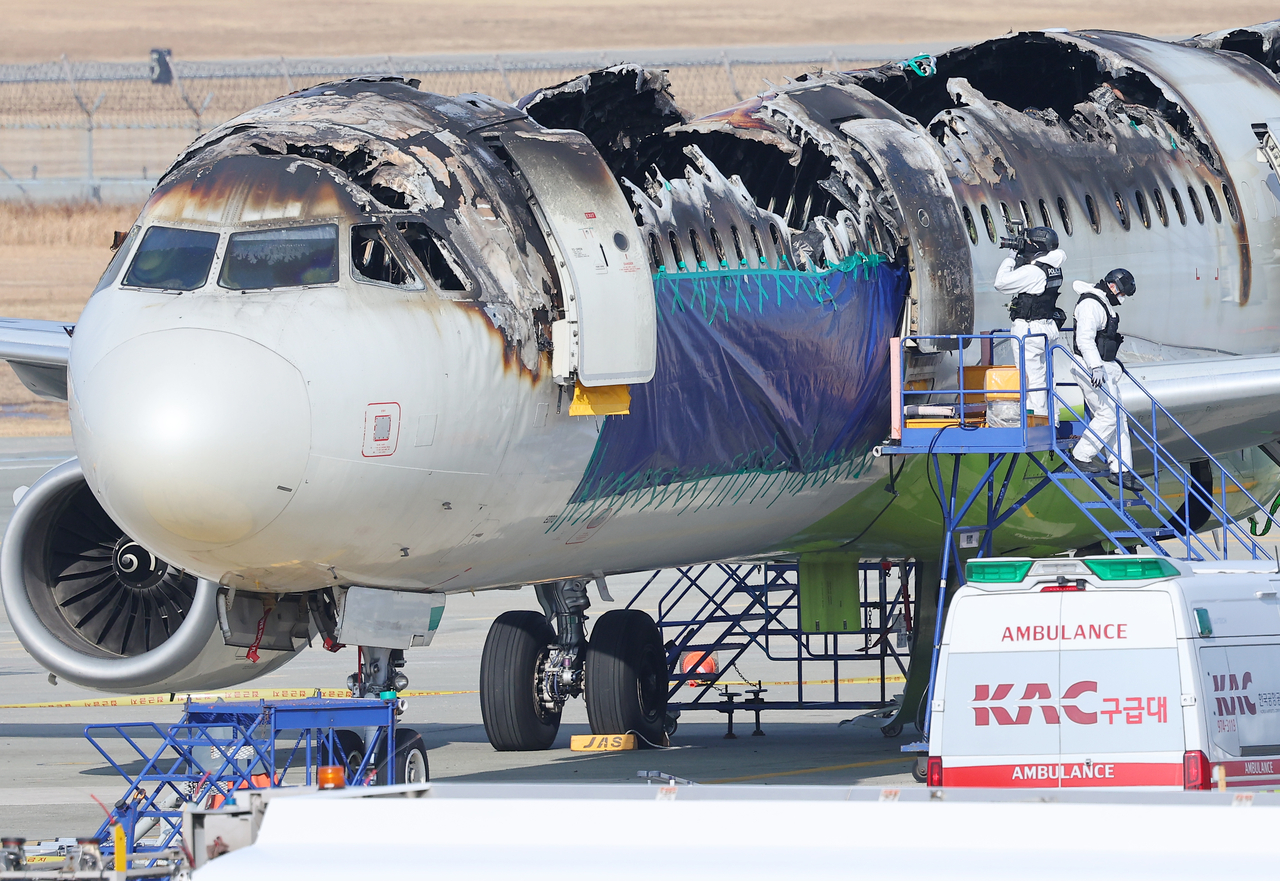 3일 오전 부산 강서구 김해국제공항 에어부산 화재현장에서 국토부 항공철도사고조사위원회와 프랑스 항공사고조사위원회, 경찰, 소방 등이 합동감식을 진행하고 있다. [연합]